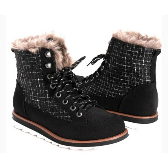 Muk Luks Sigrid Boots Lace up NWT new faux fur water resistant size 9 womens St - Picture 1 of 4